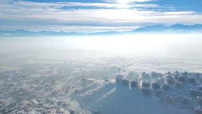 Yoğun sisten göz gözü görmüyor. Uçak seferleri iptal edildi