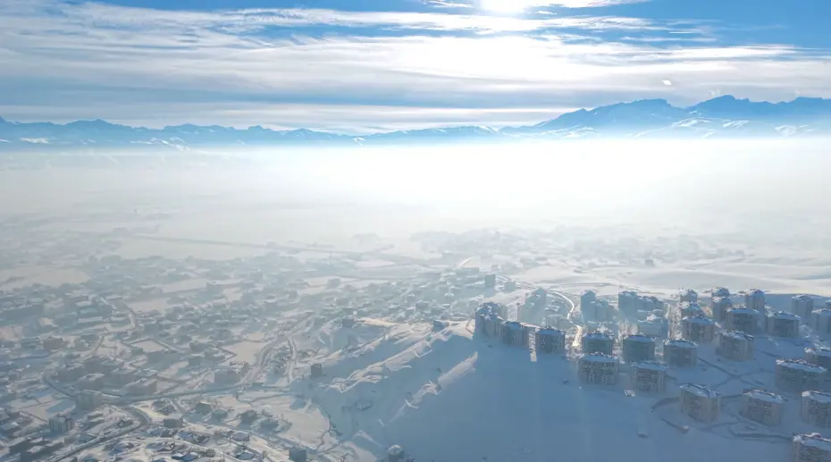 Yoğun sisten göz gözü görmüyor. Uçak seferleri iptal edildi