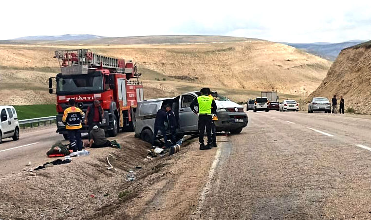 Sivas'ta minibüs devrildi: 1 ölü, 8 yaralı