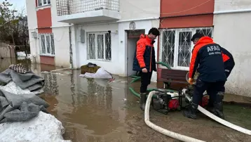Kar suları eridi, iki evi su bastı