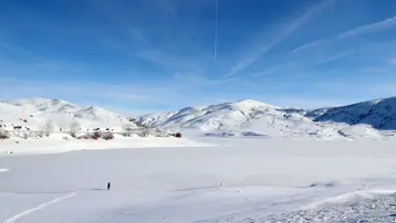 Sivas'ta dondurucu soğuk. Göletin yüzeyi buzla kaplandı