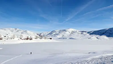 Sivas'ta dondurucu soğuk. Göletin yüzeyi buzla kaplandı