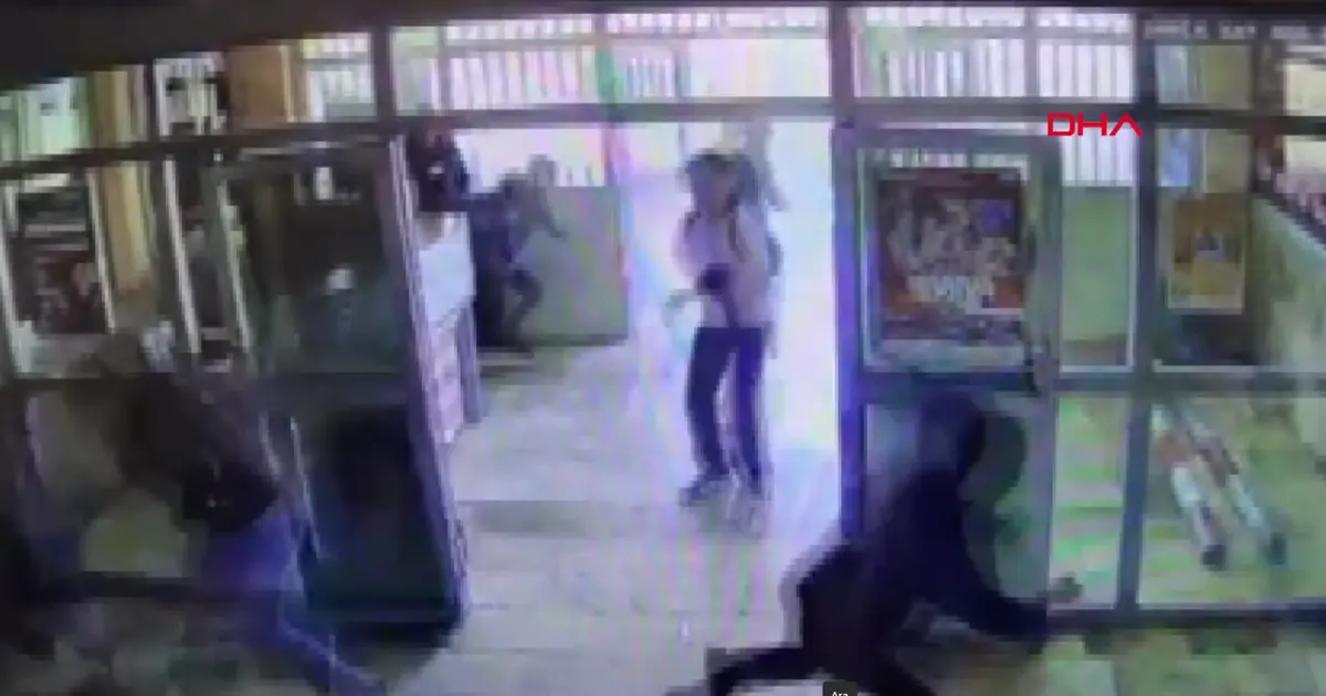 Şanlıurfa Siverek'te lisede silahlı saldırı anı: Saldırgan okula böyle girdi