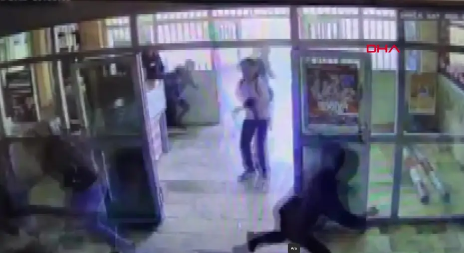 Şanlıurfa Siverek'te lisede silahlı saldırı anı: Saldırgan okula böyle girdi