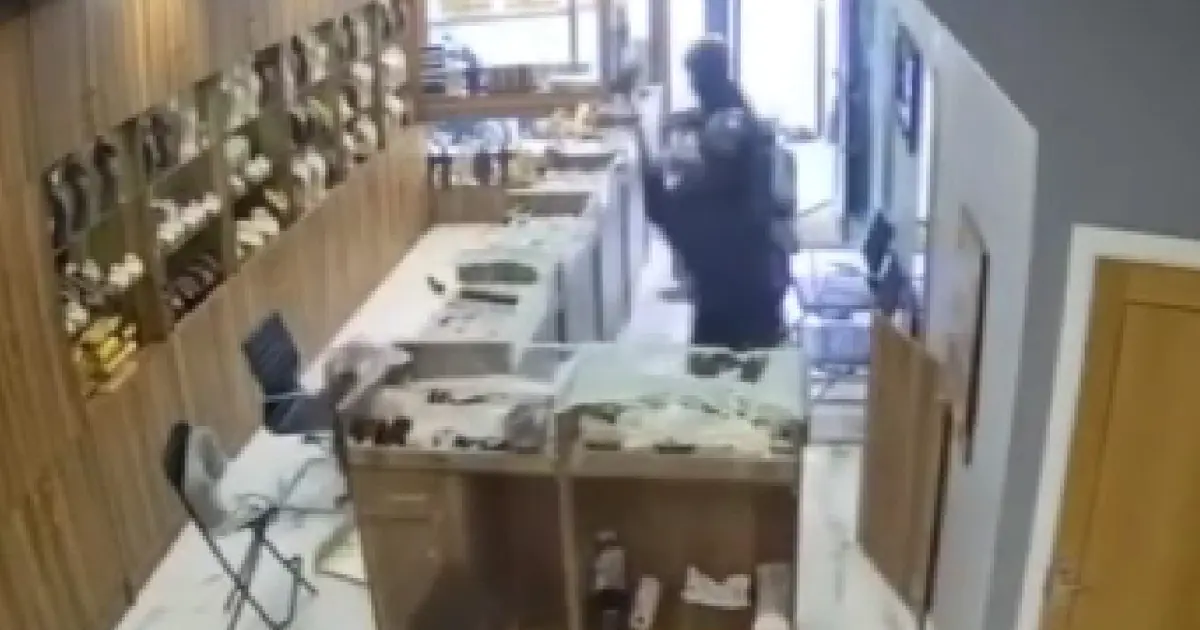 Londra’da Türk kuyumcu dükkanı palalı hırsızlar tarafından soyuldu