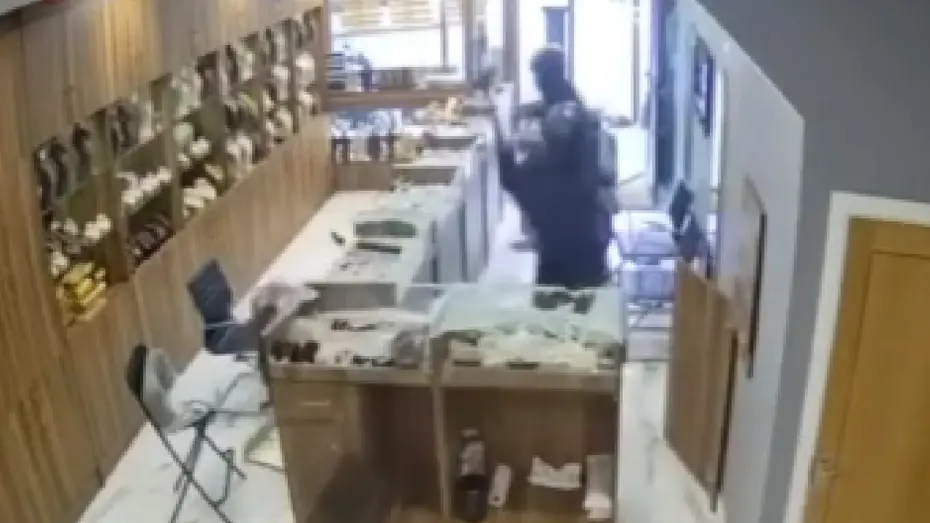 Londra’da Türk kuyumcu dükkanı palalı hırsızlar tarafından soyuldu