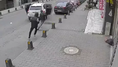 Eyüpsultan'da soyguncular kuyumcuyu vurdu. O anlar kamerada 