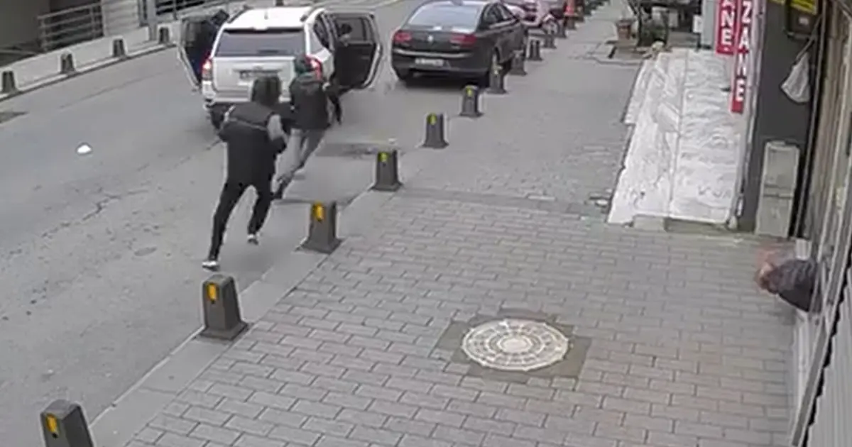 Eyüpsultan'da soyguncular kuyumcuyu vurdu. O anlar kamerada