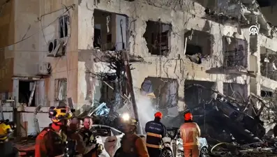 İran, misilleme füzeleriyle Tel Aviv'i vurdu