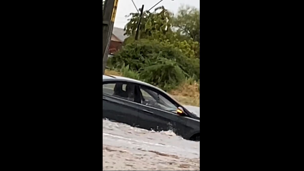 Sel, araçları böyle sürükledi