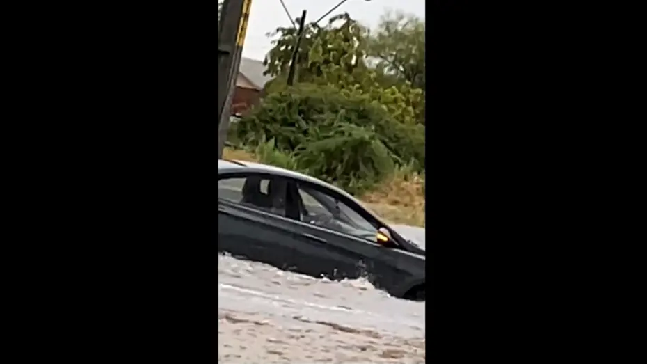 Sel, araçları böyle sürükledi