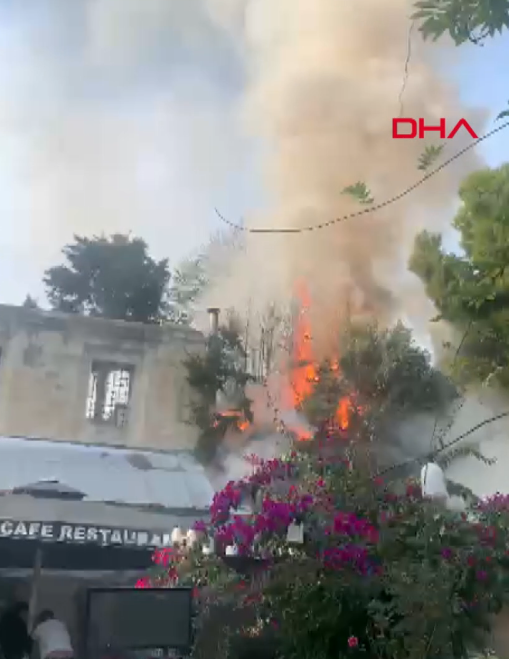 Sultanahmet Meydanı'ndaki restoranda yangın