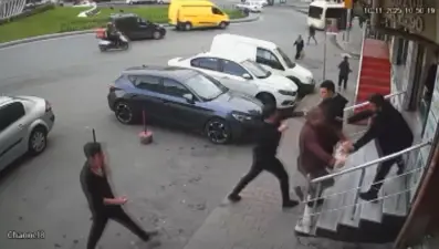 Stajyerin babası ve ağabeyleri iş yerini basıp patronu bıçakladı