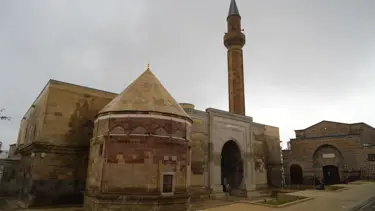İlhanlılar döneminden günümüze. 691 yıllık cami ibadete açıldı 