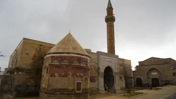 İlhanlılar döneminden günümüze. 691 yıllık cami ibadete açıldı
