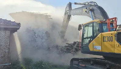 Sındırgı'da hasarlı yapıların yıkımı sürüyor