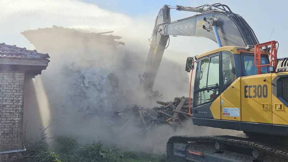 Sındırgı'da hasarlı yapıların yıkımı sürüyor