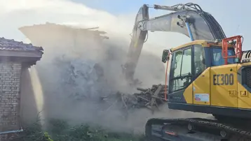 Sındırgı'da hasarlı yapıların yıkımı sürüyor