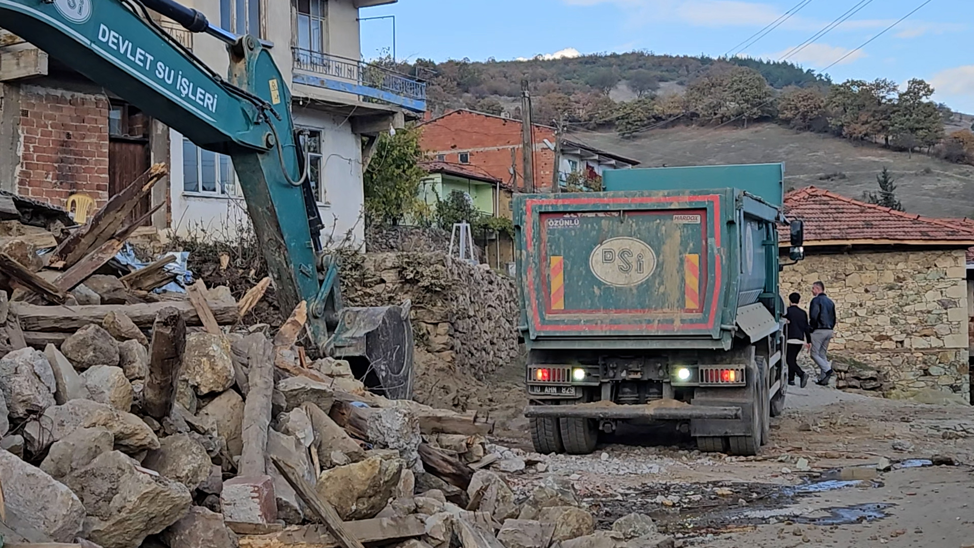 Sındırgı'da hasarlı binaları yıkımı sürüyor
