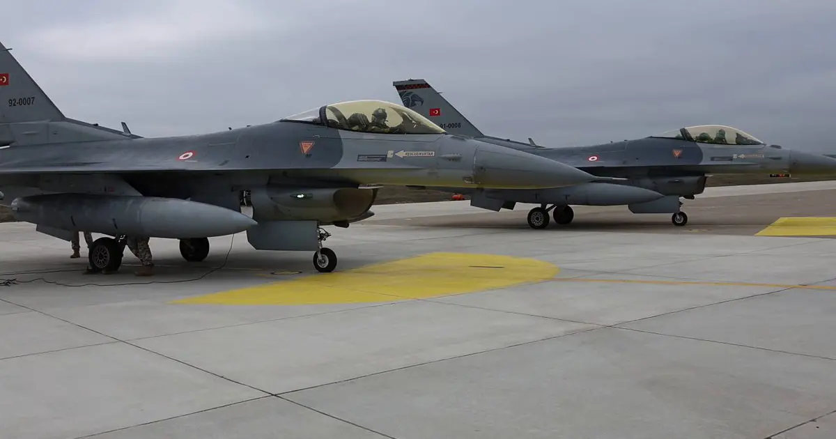 Türk Hava Kuvvetleri uçaklarından Karadeniz'de eğitim uçuşu