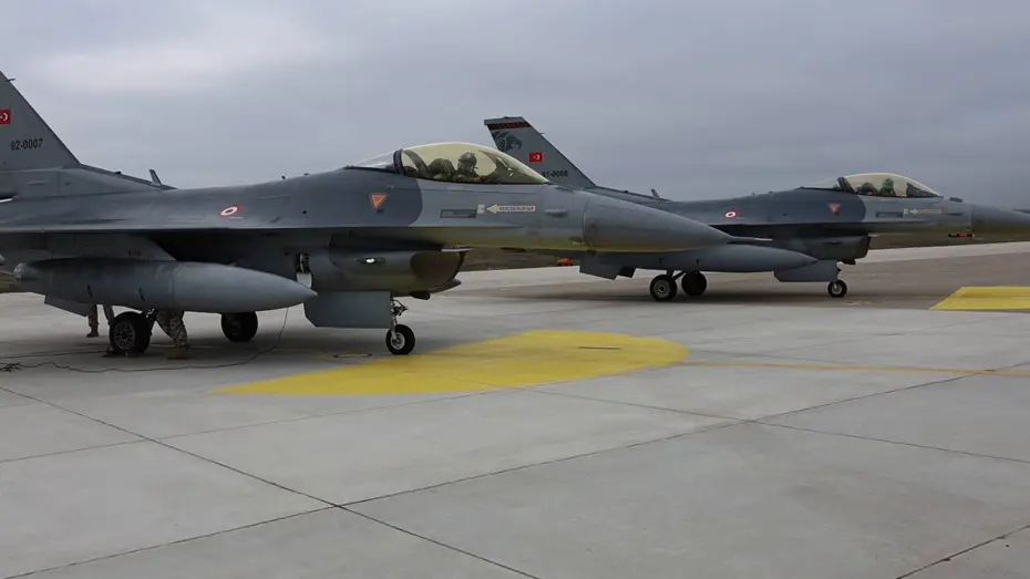 Türk Hava Kuvvetleri uçaklarından Karadeniz'de eğitim uçuşu