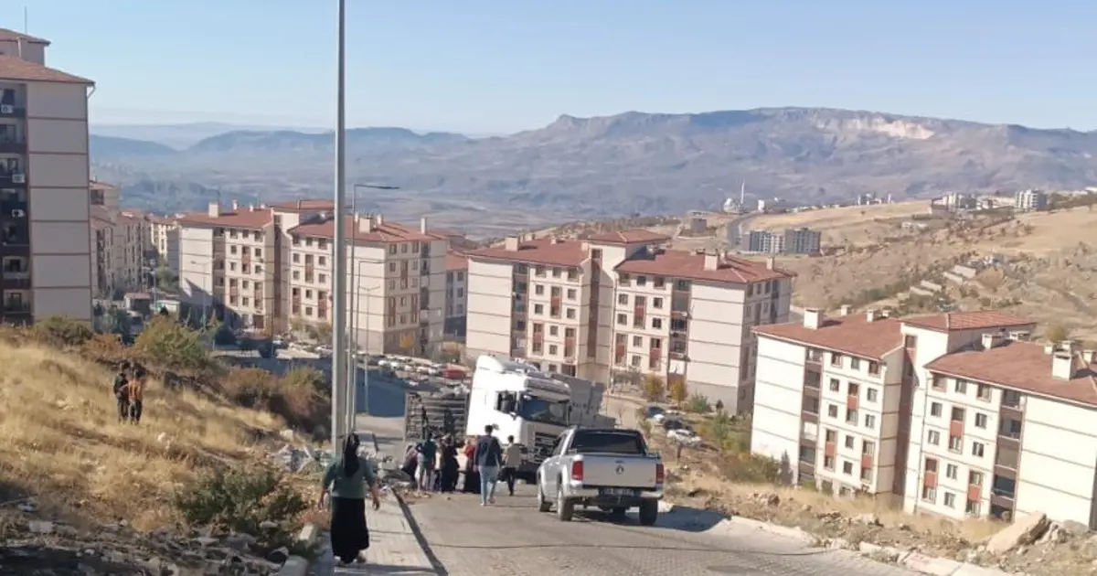Şırnak'ta TIR devrildi: 1 yaralı