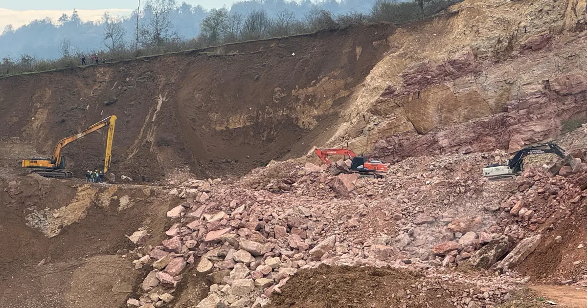 Taş ocağındaki göçükte yeniden arama kurtarma çalışması