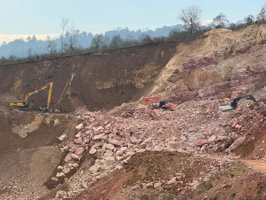 Taş ocağındaki göçükte yeniden arama kurtarma çalışması