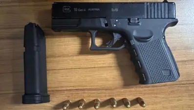 Motosikletin selesinden tabanca ele geçirdi