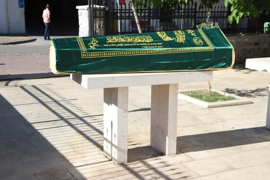 "ABİMİN DİŞLERİ BEMBEYAZDI, CENAZEDEKİ ADAMIN DİŞLERİ YOKTU" 3 "ABİMİN DİŞLERİ BEMBEYAZDI, CENAZEDEKİ ADAMIN DİŞLERİ YOKTU" 3