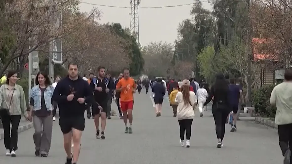 Tahran'da gündelik hayat savaşa rağmen sürüyor. 