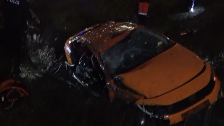 Bayramın ilk günü yürek yakan kaza. Pendik'te taksi su kanalına uçtu: 3 ölü