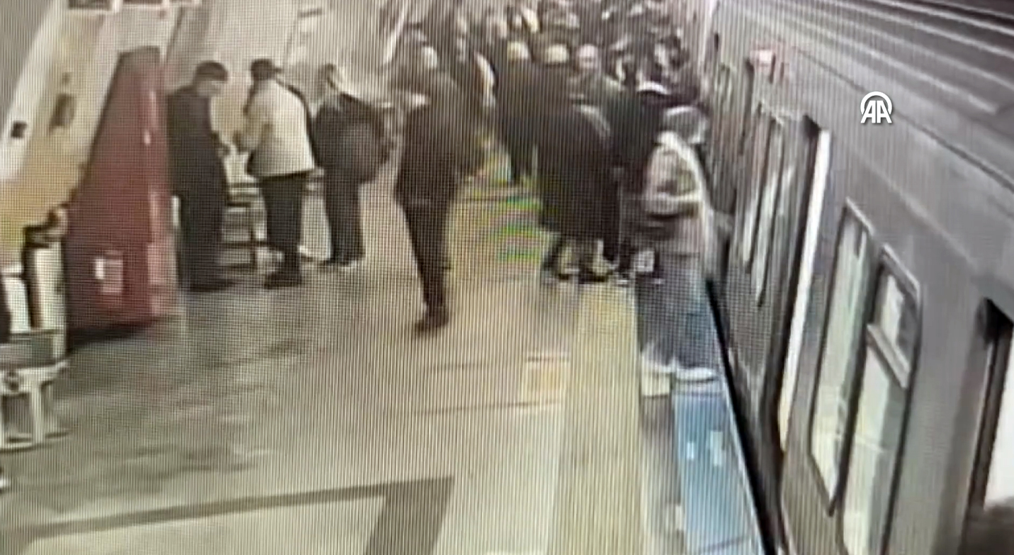 Taksim metrosunda polisten suçüstü