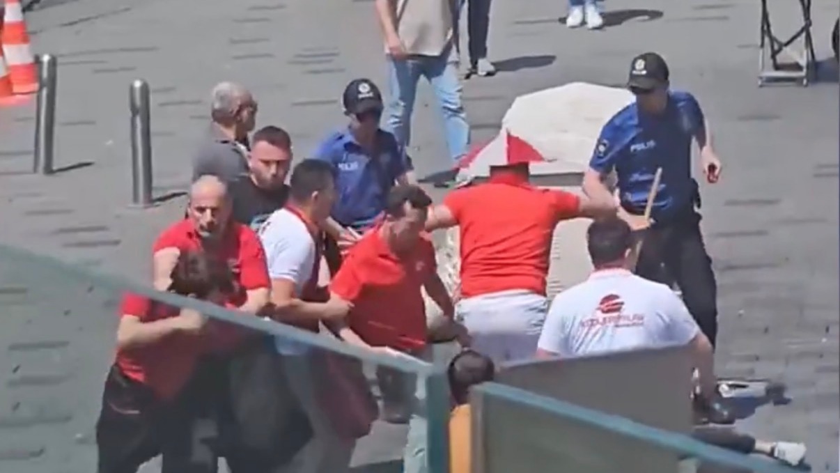 Taksim Meydanı karıştı: Kazmayla esnafa saldırdılar, tekme tokat dayak yediler