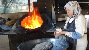 Ekmek parasını ateşin içinden çıkarıyorlar. Sıcağa dayanmak için litrelerce su tüketiyorlar