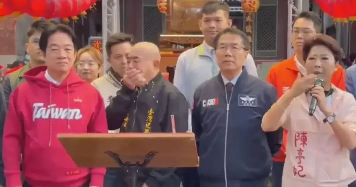 Kameralar karşısında devlet başkanının üzerine kustu