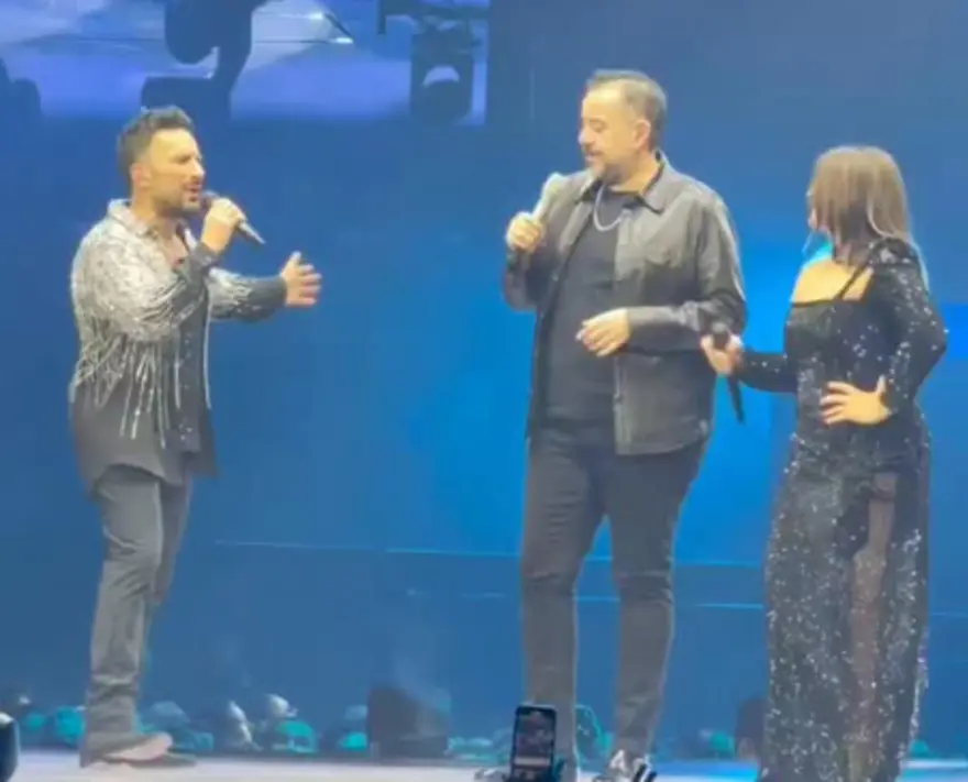 İKİ ŞARKIDA DÜET YAPTILAR 6