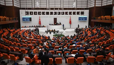 TBMM okul saldırılarını araştırıyor. "İnternette pompalı tüfek 2 bin liraya satılıyor"Okul saldırılarına yönelik kurulan Meclis Araştırma Komisyonu üyeleri bu hafta Kahramanmaraş ve Şanlıurfa'ya gidecek. Komisyona sunum yapan uzmanlar, saldırganların popüler olmak veya dikkat çekmek için saldırıları