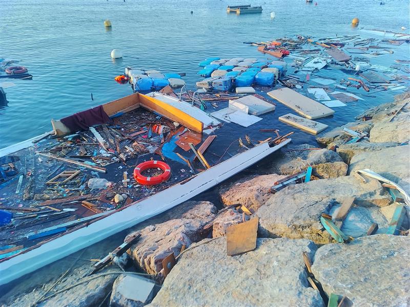 Şiddetli fırtına hayatı felç etti. Tekneler battı, çatılar uçtu. Üç ilden can kaybı haberleri geldi