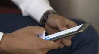 Akıllı telefonlar bizi dinliyor mu? Uygulama yüklerken buna dikkat
