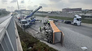 TEM Otoyolu'nda mıcır yüklü kamyon devrildi