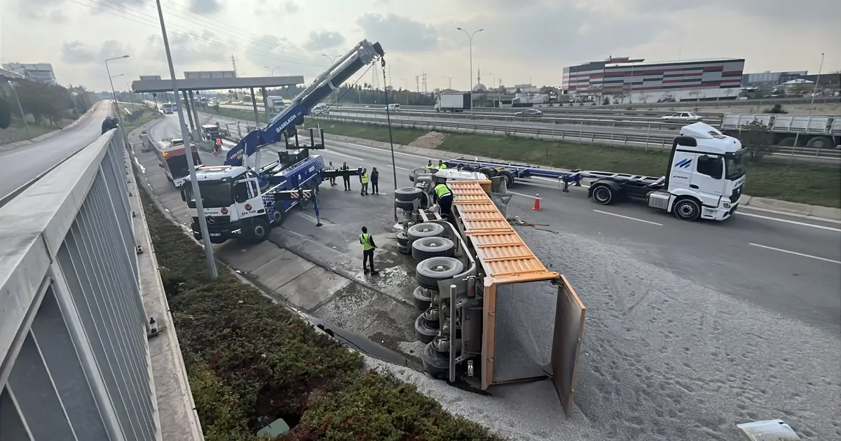 TEM Otoyolu'nda mıcır yüklü kamyon devrildi