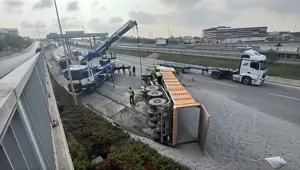 TEM Otoyolu'nda mıcır yüklü kamyon devrildi