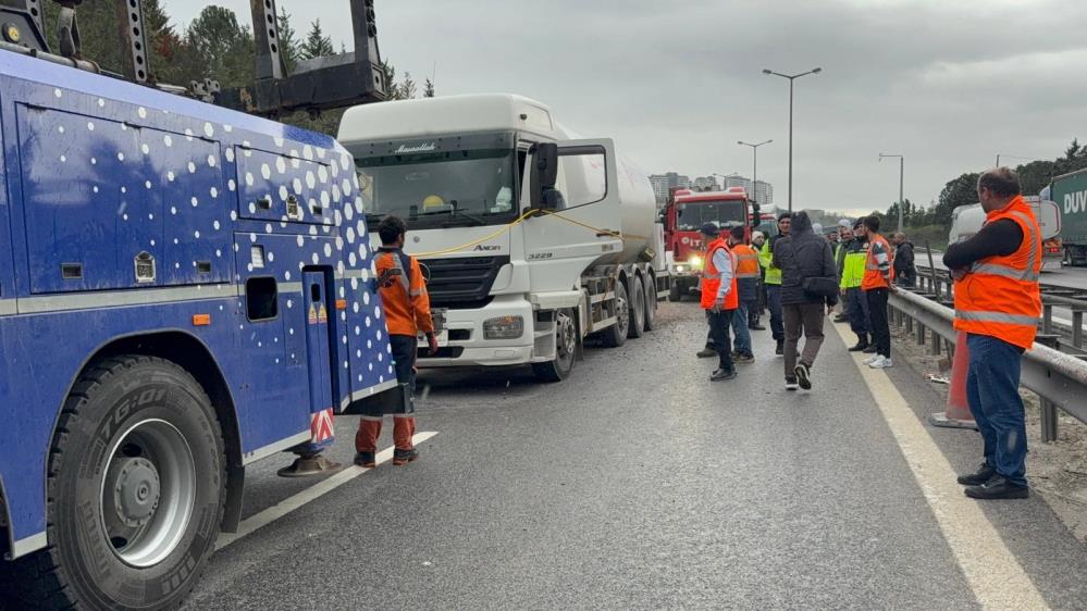 TEM Otoyolu'nda dört araç birbirine girdi: İki kişi yaşamını yitirdi