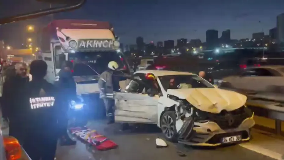 TEM'de zincirleme kaza. Üç şerit trafiğe kapatıldı