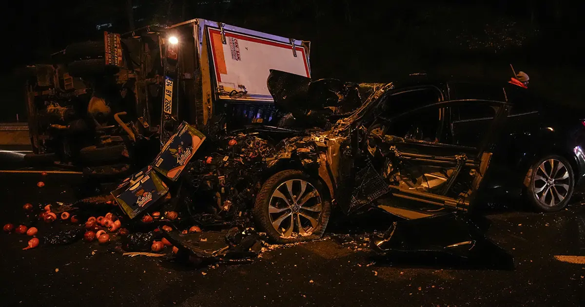 TEM'de kaza: Otomobil kamyonete çarptı, 2 kişi yaralandı