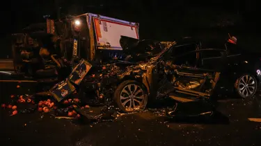 TEM'de kaza: Otomobil kamyonete çarptı, 2 kişi yaralandı