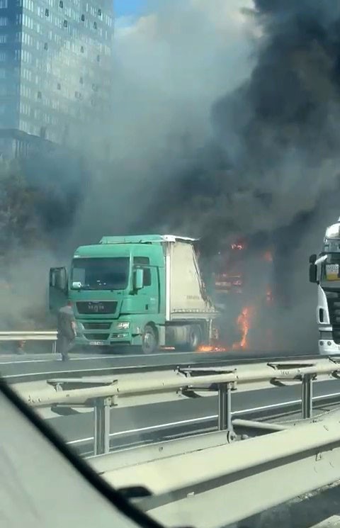 TEM Otoyolu'nda TIR yangını: Edirne yönü trafiğe kapatıldı