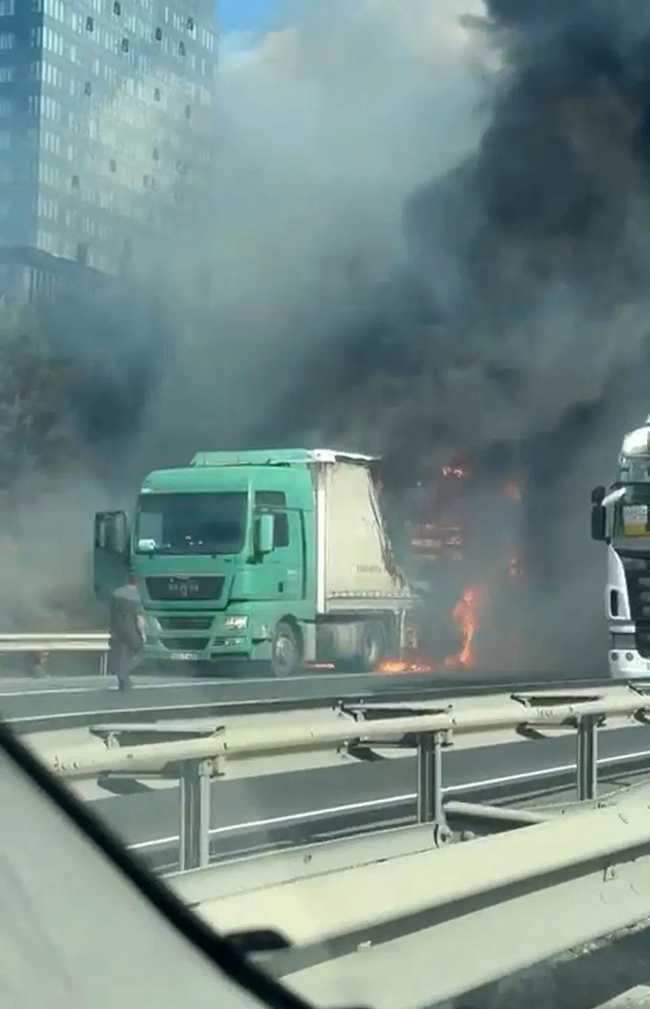 TEM Otoyolu'nda TIR yangını: Edirne yönü trafiğe kapatıldı