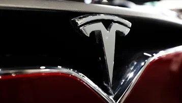 Tesla'dan örnek davranış. Farlar değişecek